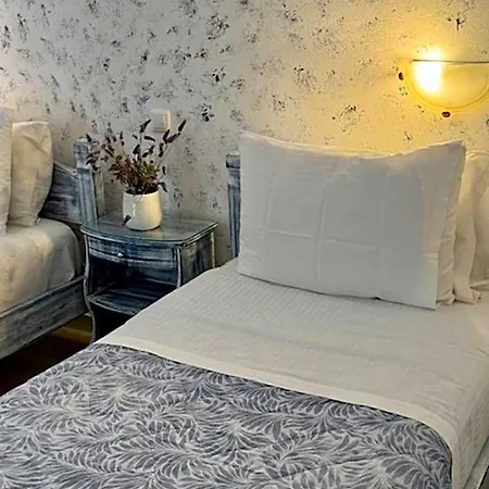Phoenix 4* Fira (Santorini)